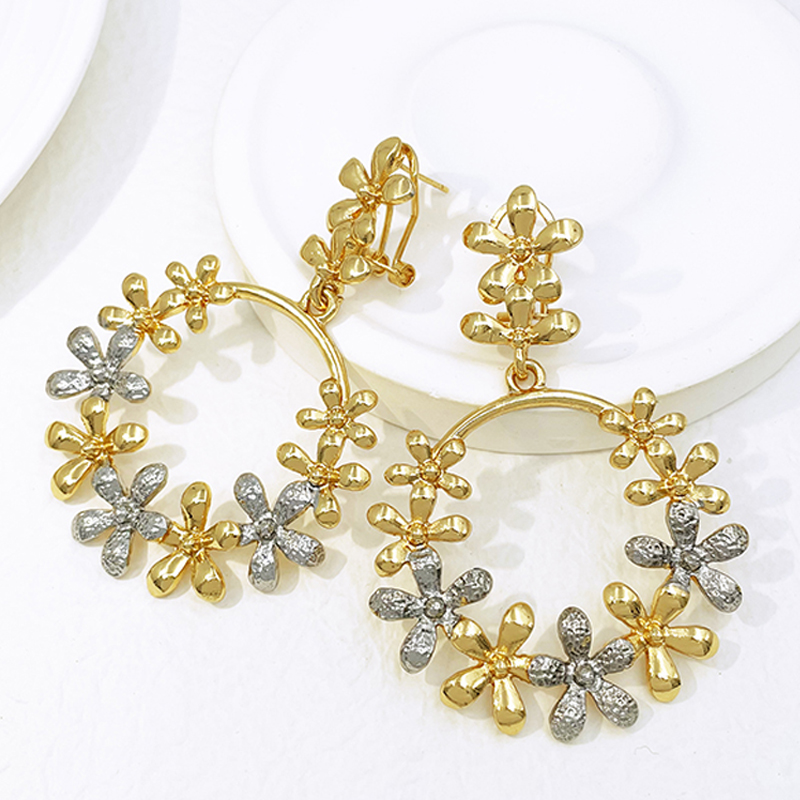 Women'S Accessories Trends 2026 - Duże kolczyki wiszące dla kobiet, pozłacane