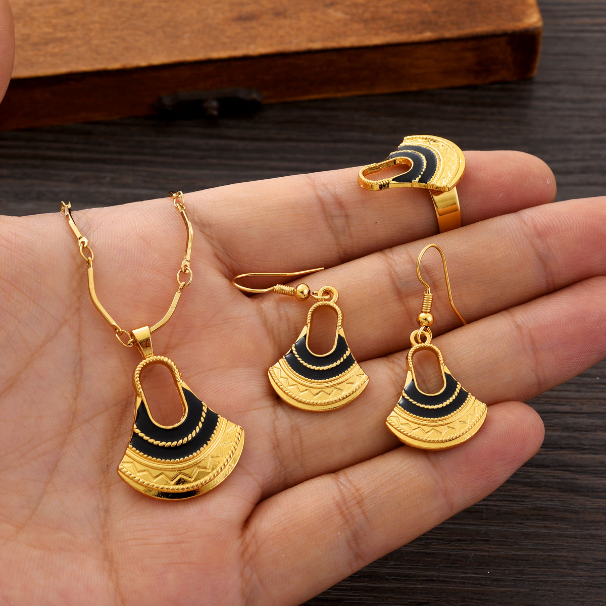 Women Accessories India - Złoty Zestaw Biżuterii PNG dla Kobiet